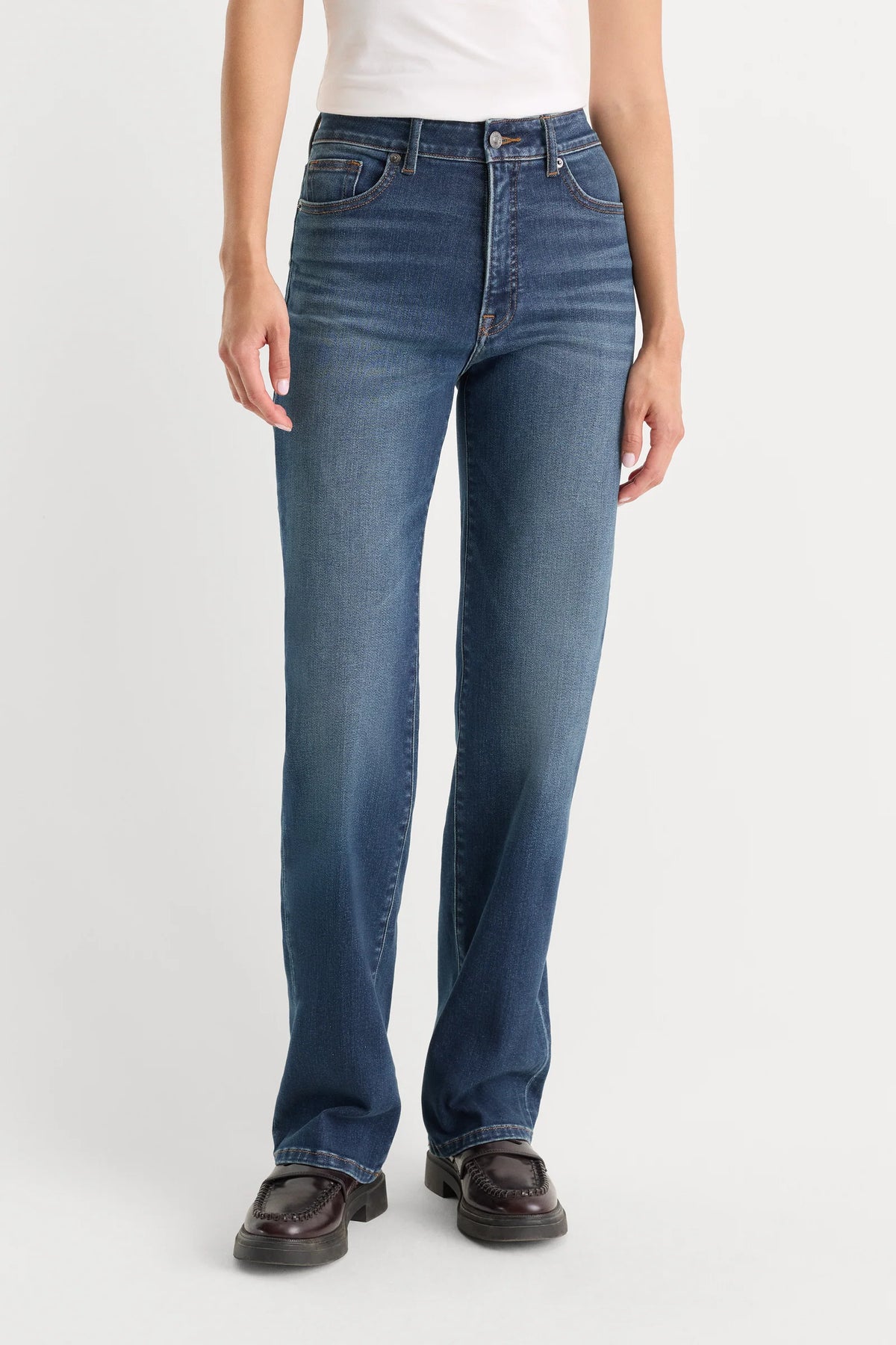 Good True Straight Jeans in Lyric