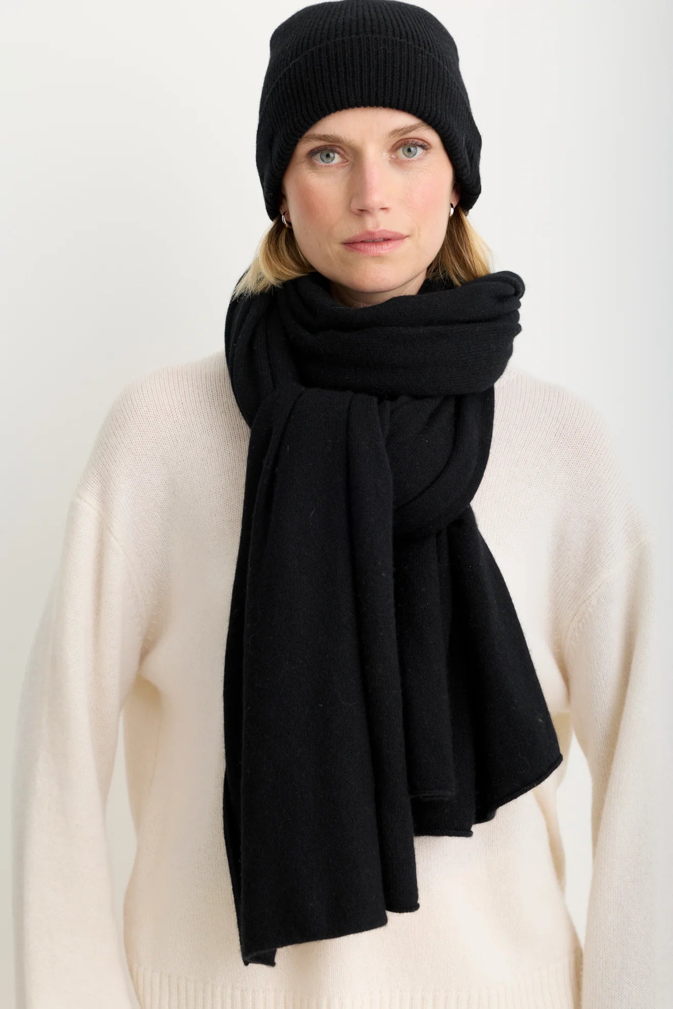 Sloane Cashmere Travel Scarf - Black