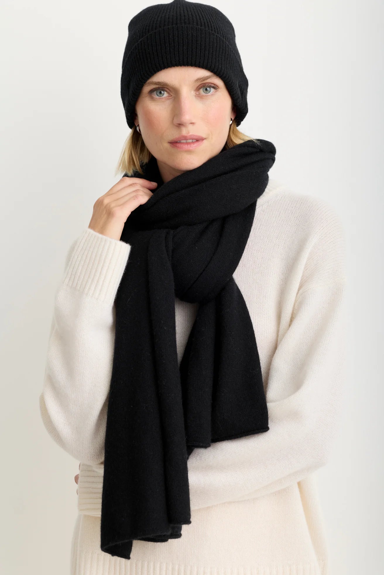 Sloane Cashmere Travel Scarf - Black