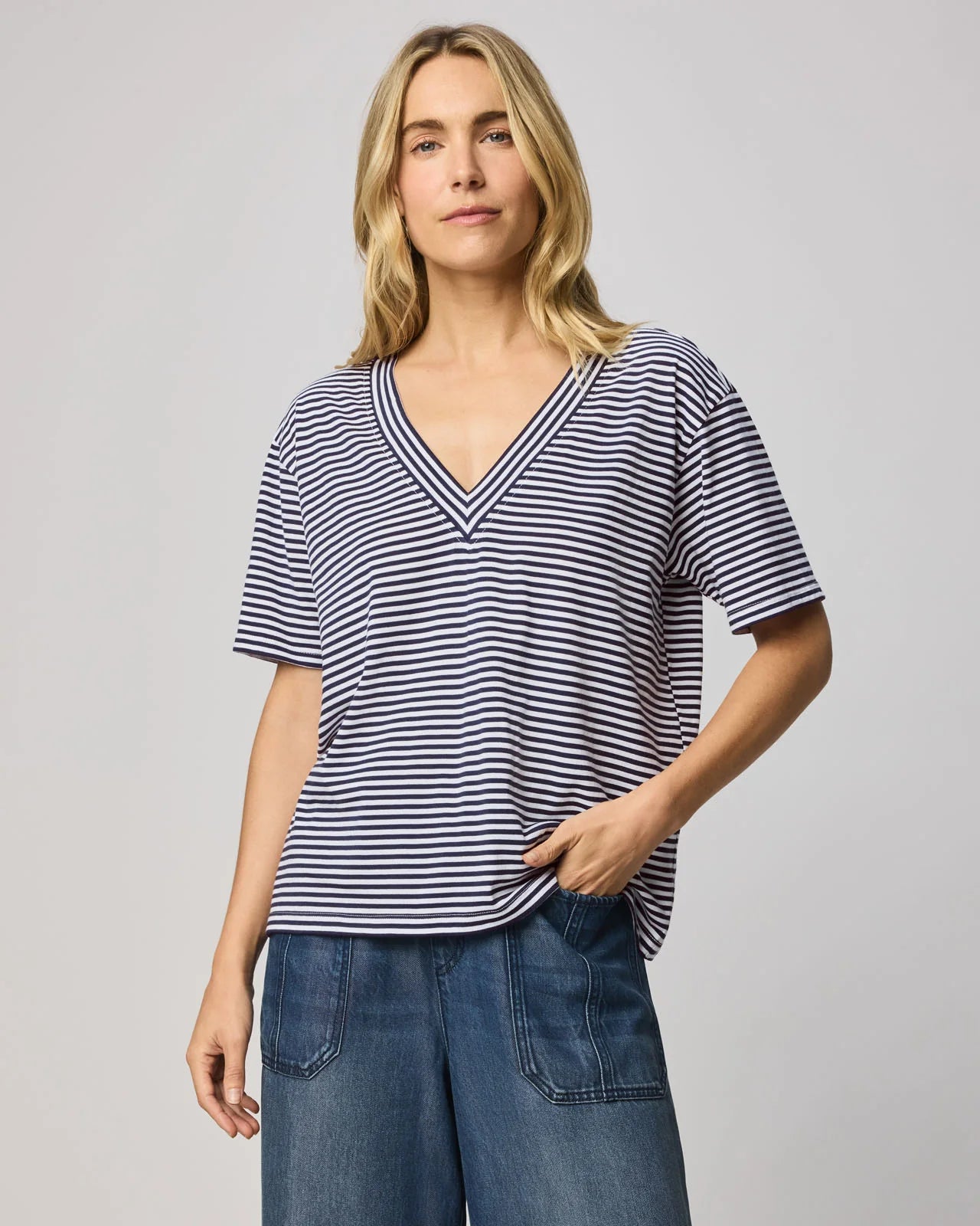 Kacey Striped V-Neck Tee- Navy/White
