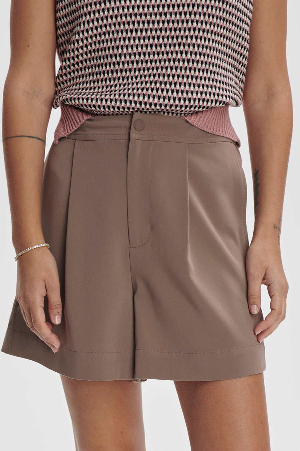 Mariya Easy Pleat Short 4.5- Deep Taupe